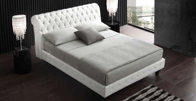 Luxury bed chesterfield with upholstered headboard in handcrafted leather model Chester