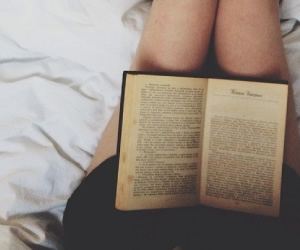 U krevetu s knjigom: najbolji položaji za opuštanje dok čitamo