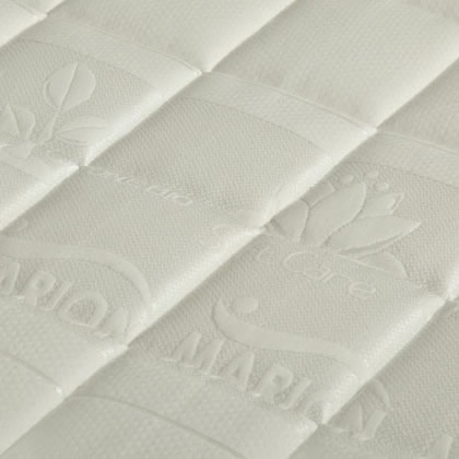 Il coprimaterasso in cotone bio e 3Space anallergico e igroscopico, è sfoderabile e lavabile a mano e in lavatrice e consente. L’imbottitura è in fibre, con trattamento Sanitized contro la prolificazione di acari e batteri