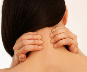 Cervicalgia o male al collo è un dolore che tende a irradiarsi alle spalle e  braccia, rendendo difficoltosi i movimenti