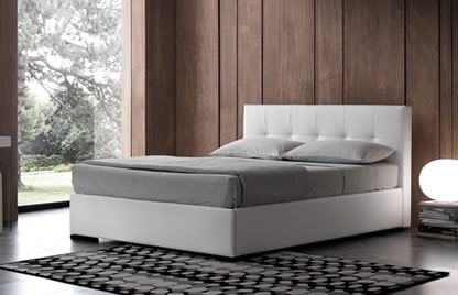 Dream - postelja iz belega usnja z vezenim vzglavnikom