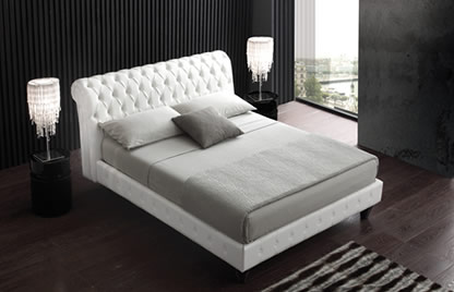 Luxury - zakonska postelja iz belega usnja 
