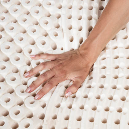 Aeration holes that ensure the breathability of the latex plate