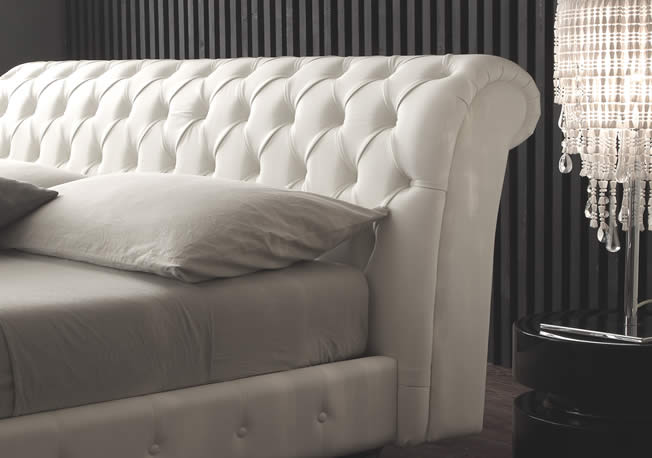 Letto Chesterfield in pelle bianca con testata in capitonné