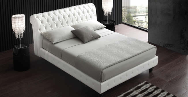 Luxury letto chesterfield con testiera imbottita in pelle lavorata artigianalmente modello Chester