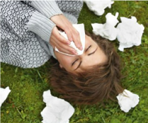 alergijski rinitis, povzroči enake simptome prehlada, kot so izcedek iz nosu, zastoji, kihanje in pritisk v prsnem košu